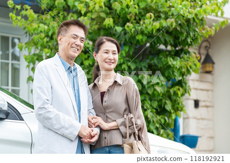 高級夫婦開車 118192921