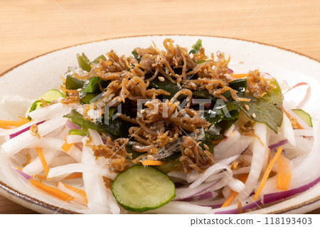 日式海藻蘑菇沙拉 118193403