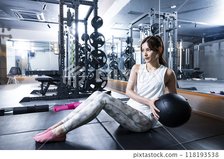 Young woman training at the gym, abdominal muscles, medicine ball 118193538