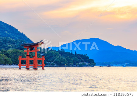 Itsukushima Shrine in the evening at high tide in summer, Hatsukaichi City, Hiroshima Prefecture 118193573