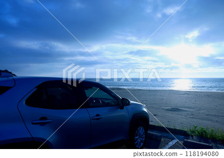 Early morning coast and car 118194080