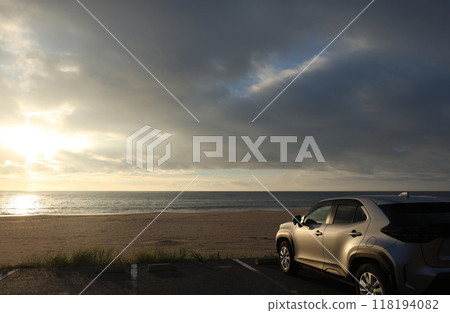 Early morning coast and car 118194082