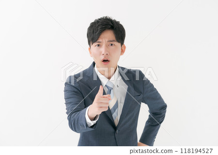 憤怒的上班族舉起食指 憤怒的上班族舉起食指 118194527