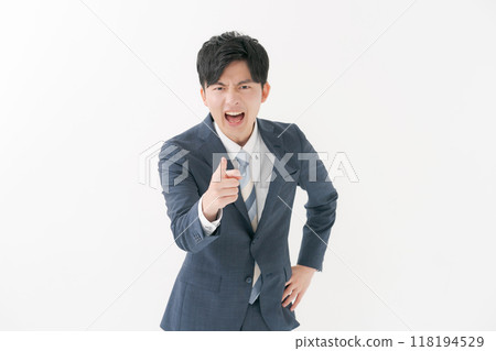 憤怒的上班族舉起食指 118194529