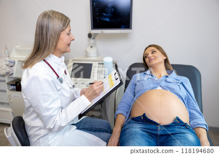 Young pregnant woman having appointment at female doctor 118194680