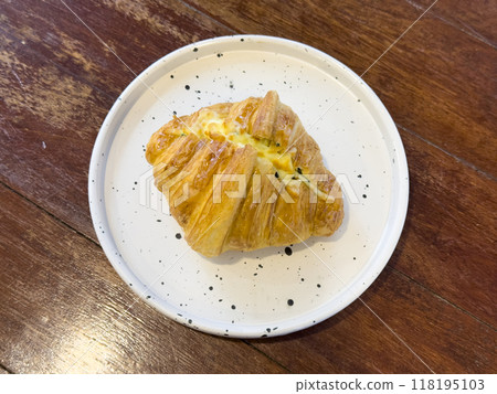 freshly baked croissants-baked spinach and cheese freshly baked croissants-baked spinach and cheese 118195103