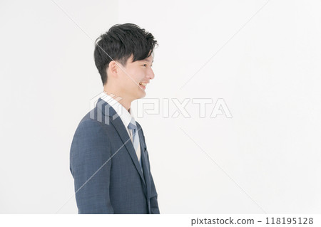 穿西裝的男人的肖像 118195128