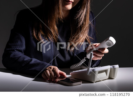 一名女子撥打詐騙電話 詐騙電話 118195270
