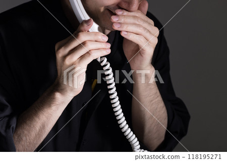 一名男子撥打詐騙電話 詐騙電話 118195271