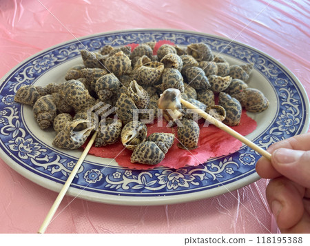 在富基漁港的海鮮餐廳拍攝美味的烤海螺 在富基漁港的海鮮餐廳拍攝美味的烤海螺 118195388