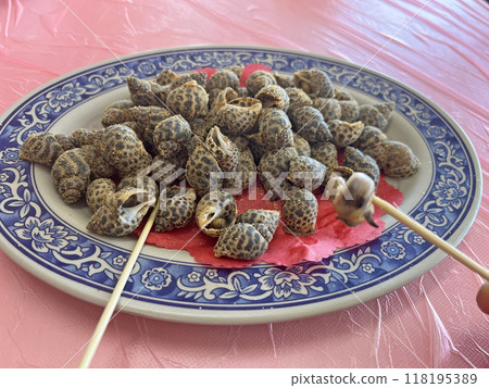 在富基漁港的海鮮餐廳拍攝美味的烤海螺 在富基漁港的海鮮餐廳拍攝美味的烤海螺 118195389