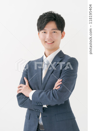 辦公室工作人員雙手交叉看著相機 辦公室工作人員雙手交叉看著相機 118195404