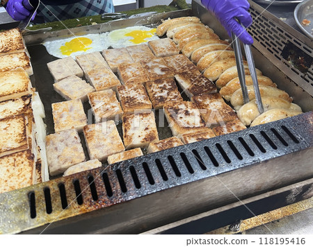 在台中傳統市場拍攝攤販熟練地煎傳統早餐蘿蔔糕 118195416