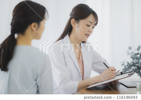 Doctors, nurses and patients 118196093