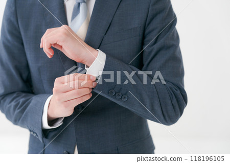 扣上袖口的商人 118196105