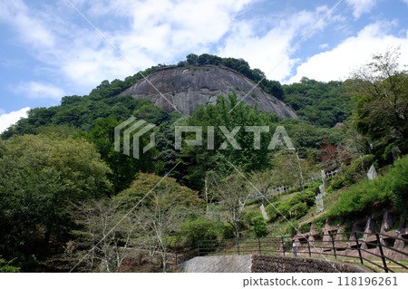 Iwadonoyama and Kagamiiwa, Otsuki City, Yamanashi Prefecture 118196261