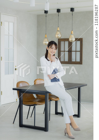 穿白西裝的女人 118196287