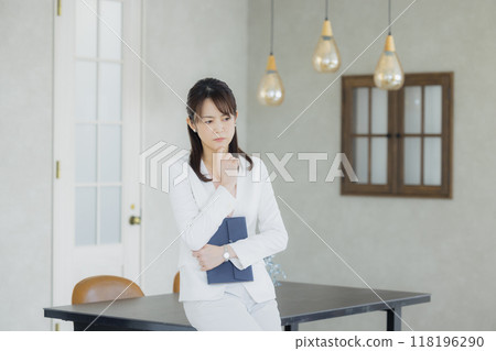 穿白西裝的女人 118196290