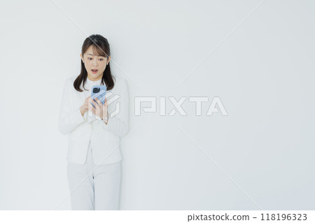 穿白西裝的女人 穿白西裝的女人 118196323
