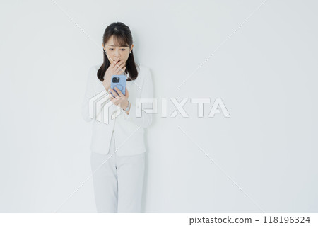 穿白西裝的女人 118196324
