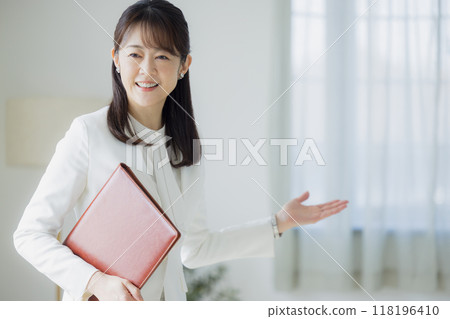 穿白西裝的女人 118196410