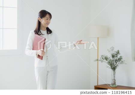 穿白西裝的女人 穿白西裝的女人 118196415