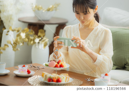 一個女人在咖啡館吃糖果 118196566