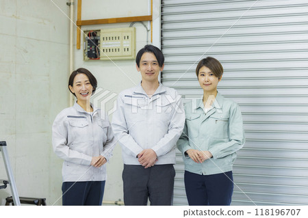 worker in warehouse 118196707