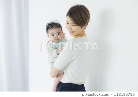媽媽抱著一個嬰兒 118196796