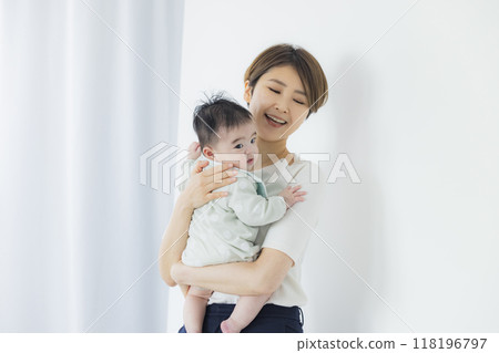 Mother holding a baby 118196797