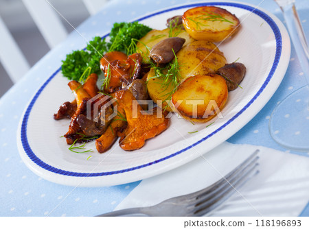 Fried chanterelles with potatoes 118196893