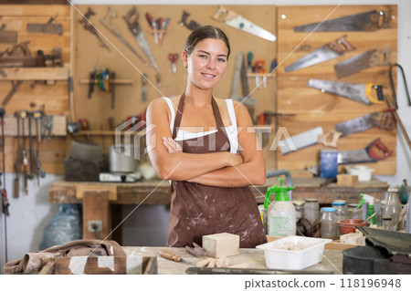 Young girl posing in taller workshop 118196948