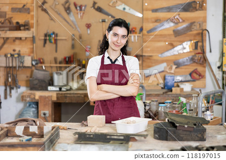 Young girl posing in taller workshop 118197015