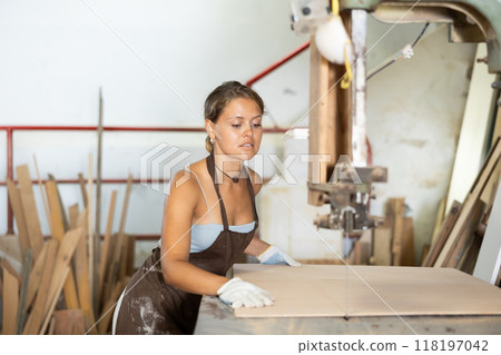 Girl cutting board in taller workshop 118197042