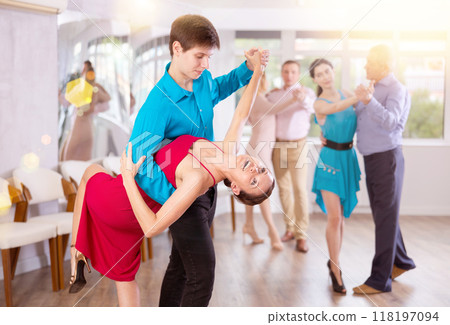 Woman and man dancing 118197094