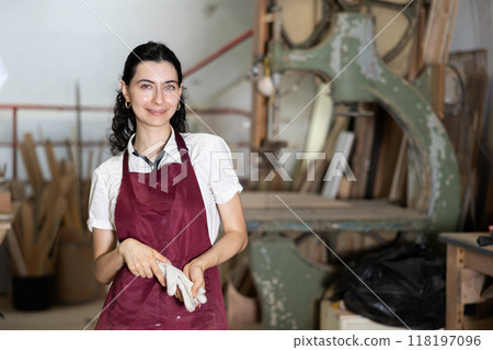 Young girl posing in taller workshop 118197096