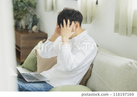 一個人在客廳裡使用個人電腦 118197169