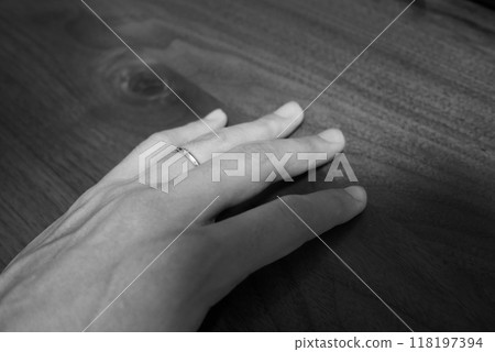 Man's hand with wedding ring 118197394