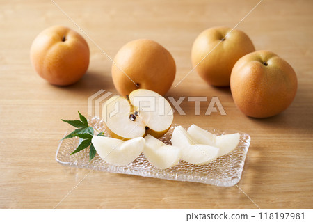Sliced and arranged pears from Chiba Prefecture's Hosui 118197981
