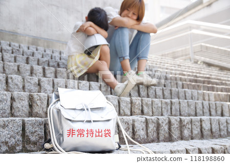 疏散兒童、婦女和防災背包。等待救援 118198860