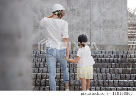 Disaster and disaster prevention training image. Woman and child climbing stairs 118198863
