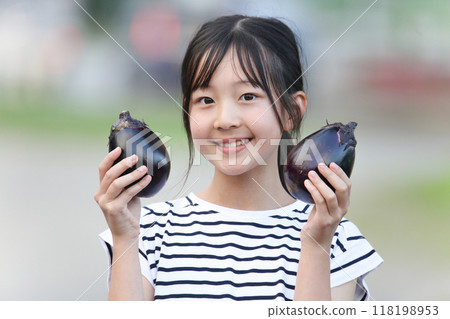 Girl holding a round eggplant 118198953
