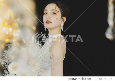 穿著婚紗的年輕女子 穿著婚紗的年輕女子 118198982