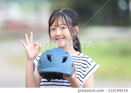 girl with helmet 118199534