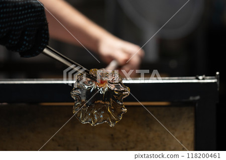 Sculpting flower of glass, glass blowing workshop Sculpting flower of glass, glass blowing workshop 118200461