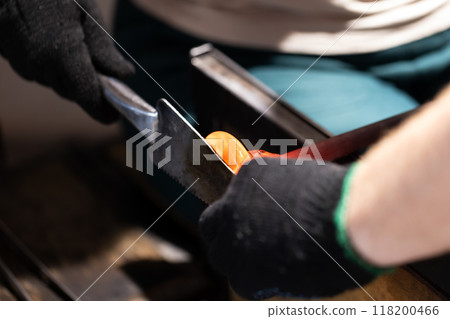 Works with a molten glass on blowing pipe 118200466