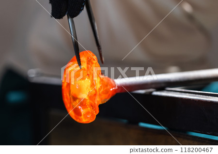 Molding a molten glass into a flower shape 118200467