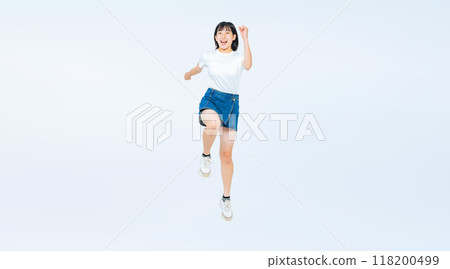 女孩奮力跳躍的全身照片 118200499