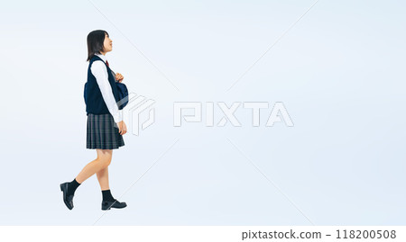 女學生穿校服行走全身照 女學生穿校服行走全身照 118200508