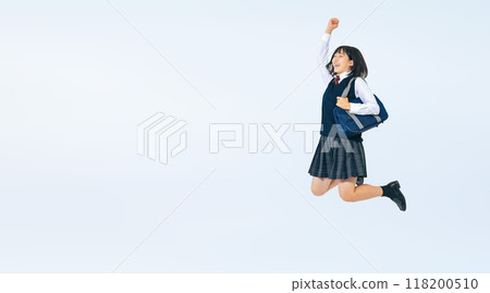 女學生穿著校服精力充沛的全身照片 118200510